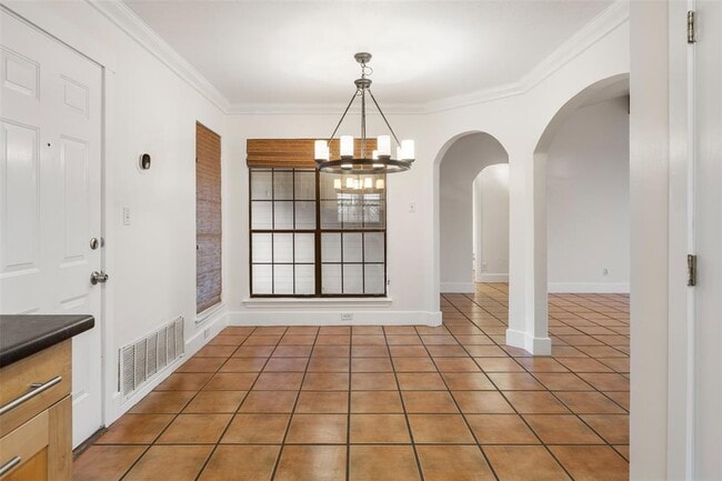 Building Photo - 6005 Sun Vista Dr