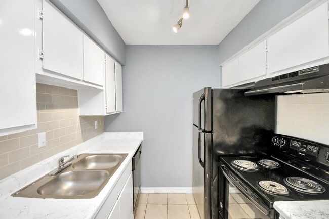 Building Photo - 5959 Bonhomme Rd