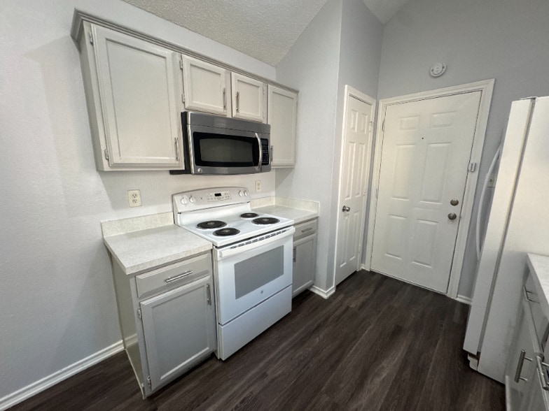 Building Photo - 7504 Bear Lake Dr