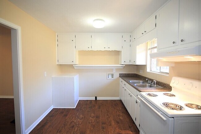 Building Photo - 1219 Lakeview Dr NW