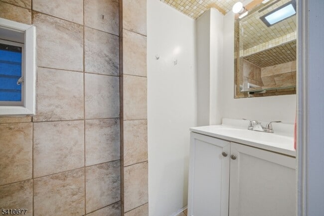 Building Photo - 245 Pierre Ave