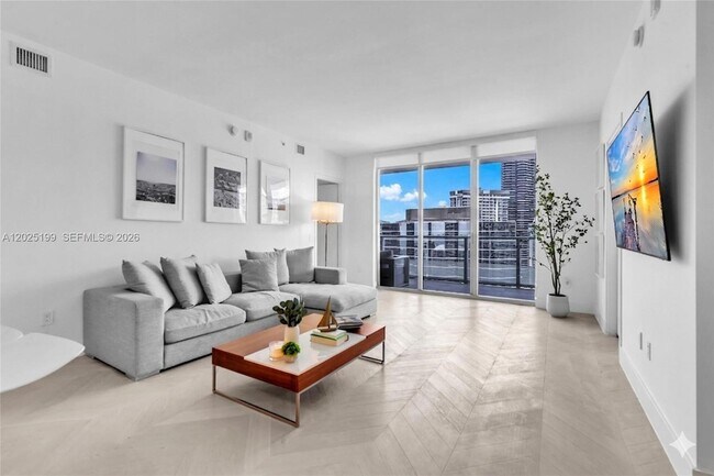 Building Photo - 1300 Brickell Bay Dr