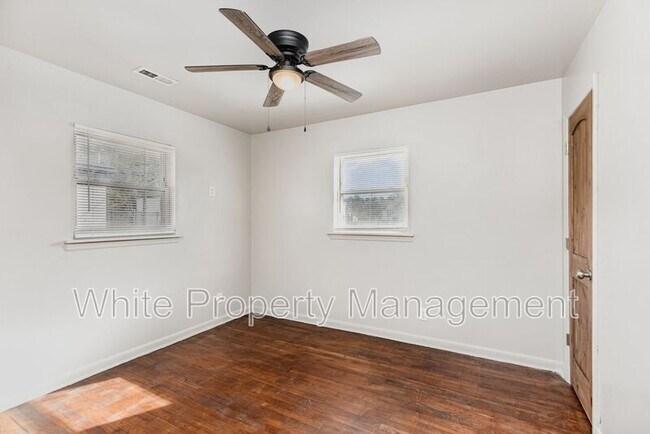 Building Photo - 2317 Julia Ave