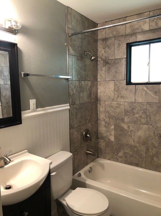 Building Photo - 3 Bedroom 1 Bath Beautifully Updated Home in Florissant, MO.