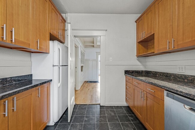 Building Photo - Classic 1910 Craftsman home