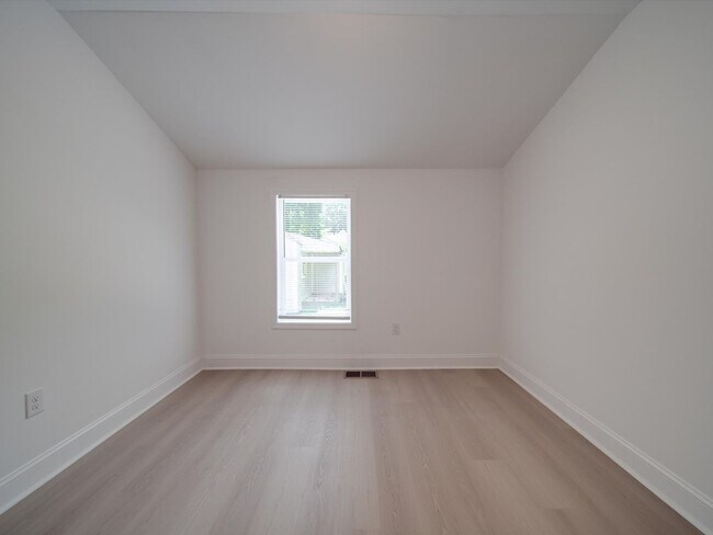 Building Photo - Beautifully Remodeled 3-bedroom, 2 bath house