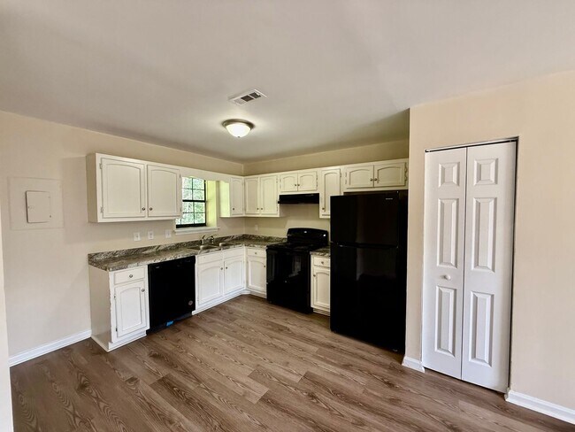 Building Photo - Two bedroom, 1.5 bath apartment home at Ha...