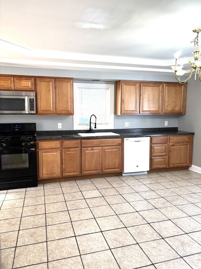 Building Photo - 319 N Hugh St