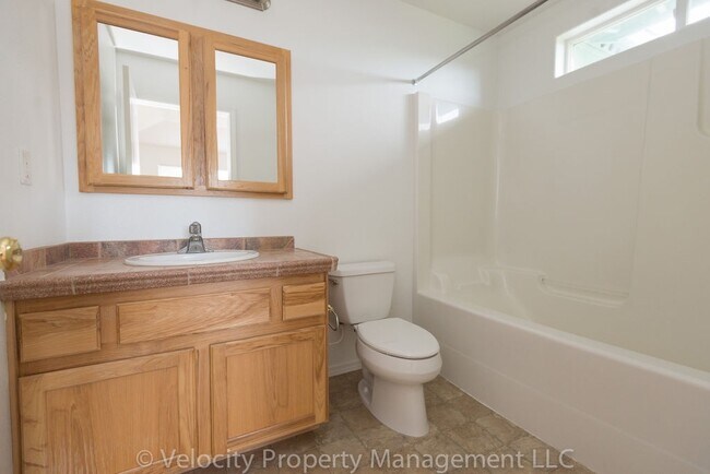 Building Photo - Charming Single Level Redmond Home!