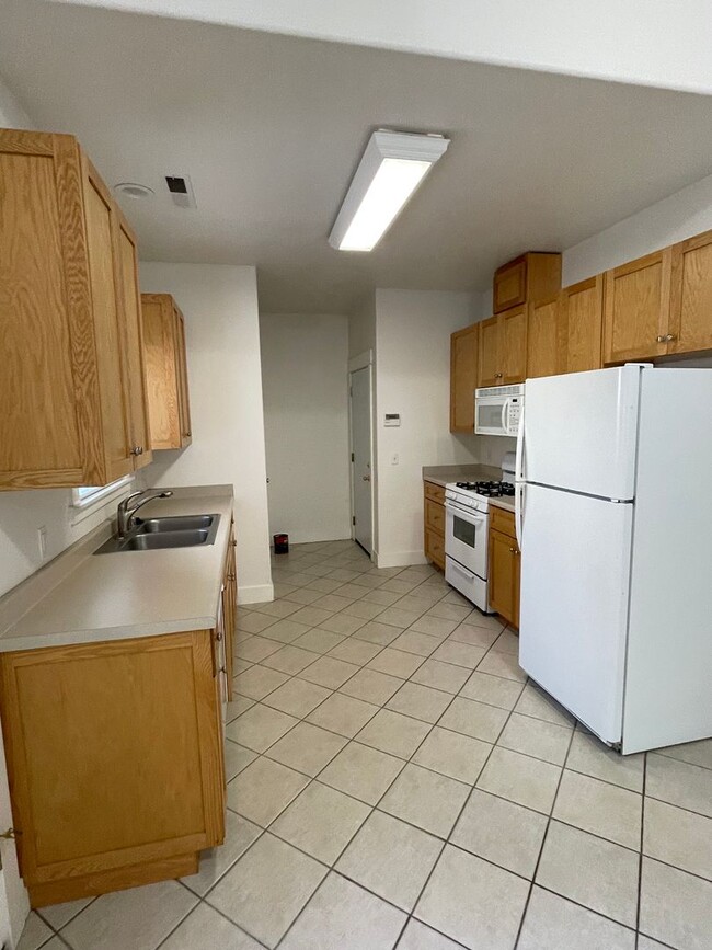 Building Photo - 2 Bedroom 1 1/2 Bath  on Bidwell Park!!