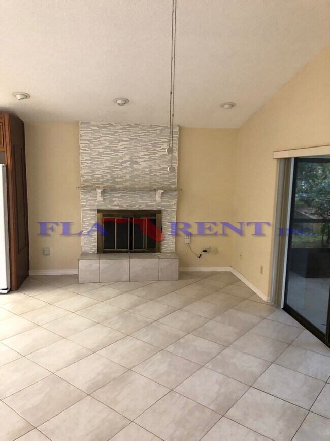 Building Photo - **3/2 Villa with pool in Tuscawilla**