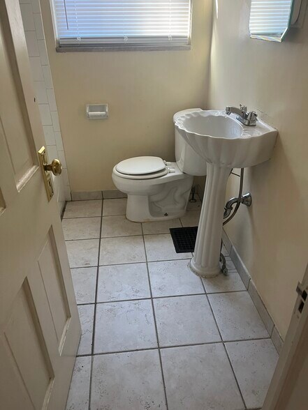 Building Photo - 1133 S Cassingham Rd