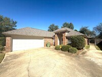 Building Photo - ** 3 Bed 2 Bath Located across from AUM **...
