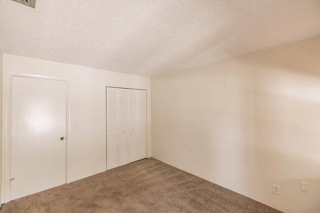 Building Photo - 5029 Rose Hill Dr