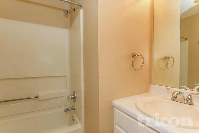 Building Photo - 1318 N Hampton Dr