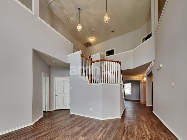 Building Photo - 2319 Merlin Dr