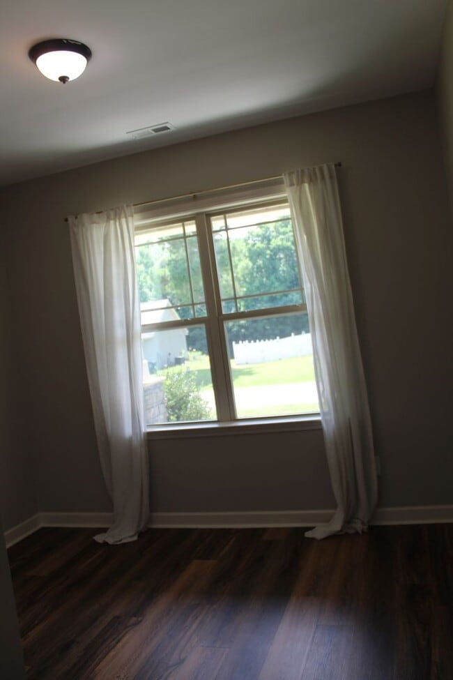 Building Photo - 3 Bed/2 Bath Home - Desirable Planter's Ridge Subdivision/CBA Schools