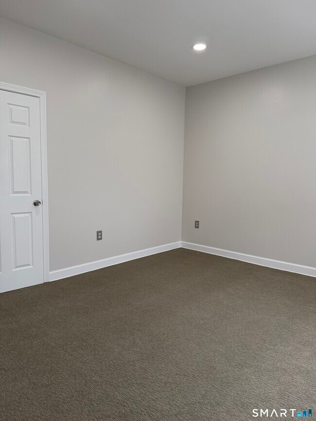 Building Photo - 162 Martin St