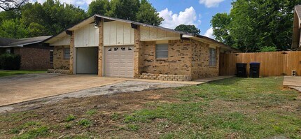 Building Photo - Coming Soon! Cozy 3 Bedroom Unit!