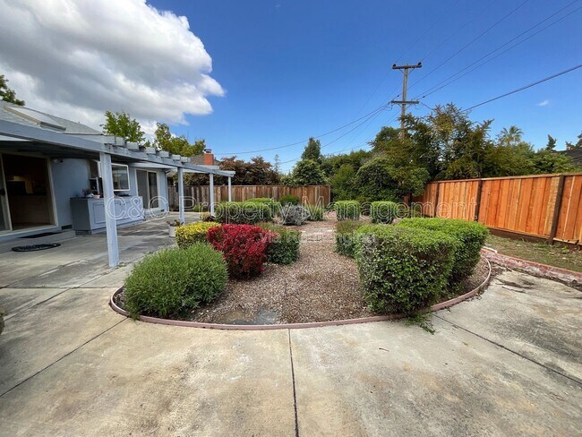 Building Photo - 1426 Ormsby Dr