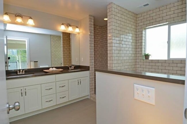 Building Photo - Spacious 5-Bedroom Home for Rent in the Maple Leaf Community
