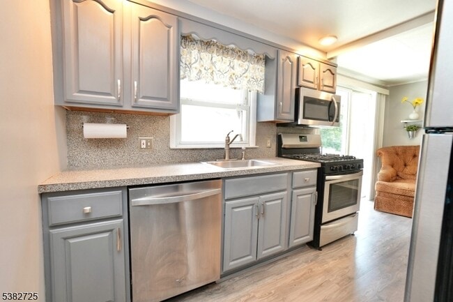 Building Photo - 25 Glenview Dr