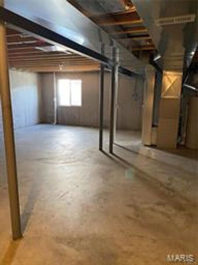 Building Photo - Lovely 4 bedroom, 2.5 bath, 2 car garage