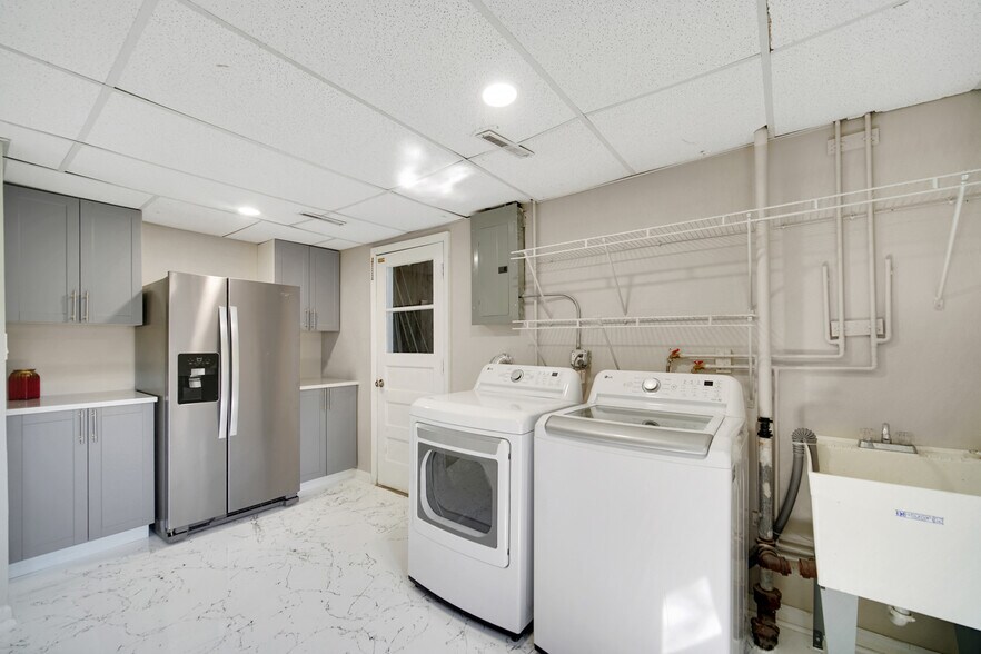 Building Photo - 22W362 Hackberry Dr
