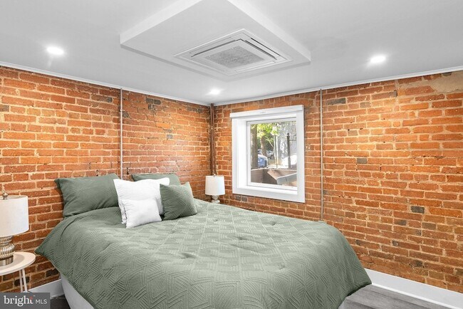 Building Photo - 1616 Kilbourne Pl NW