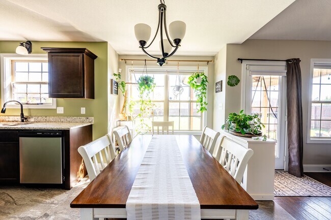 Building Photo - Pet Friendly Three Bedroom!