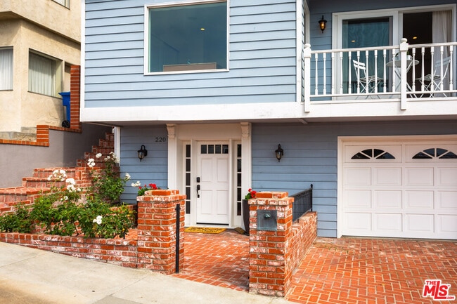 Building Photo - 218 Montreal St