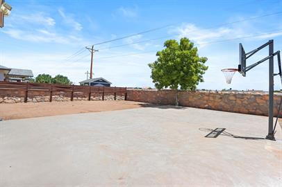 Building Photo - Large 2 story home with refrigerated air, huge backyard.