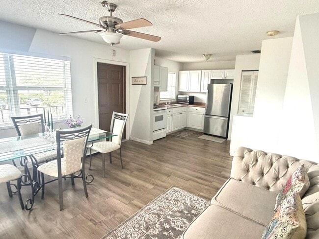 Building Photo - 406 Lakeside Dr