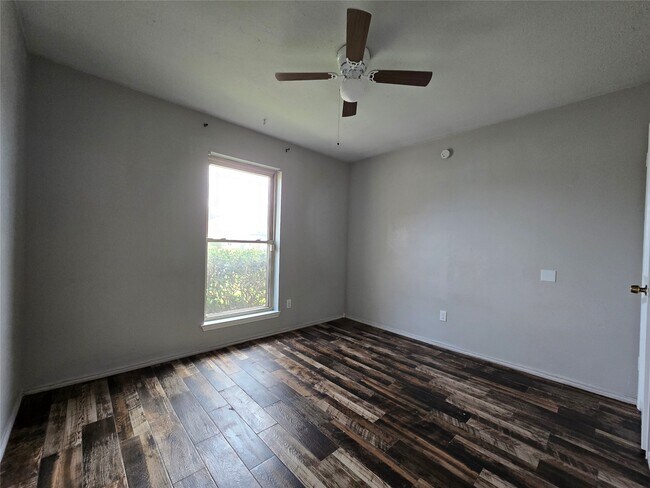 Building Photo - 1818 Pine Hollow Dr