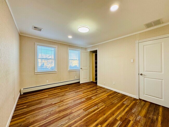 Building Photo - 16 W 51st St