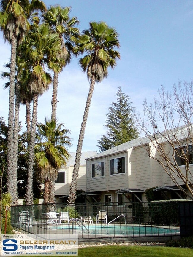 Building Photo - Charming 2 bd. condo in a lovely west hills setting!
