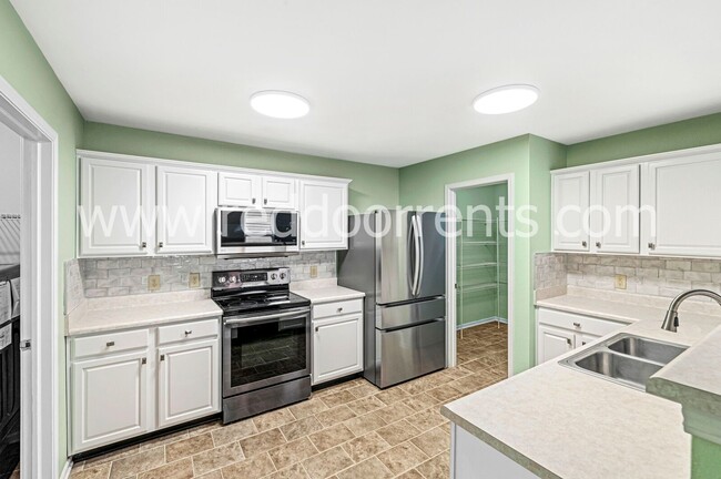 Building Photo - Charm and Convenience- Your 3 Bedroom Have...