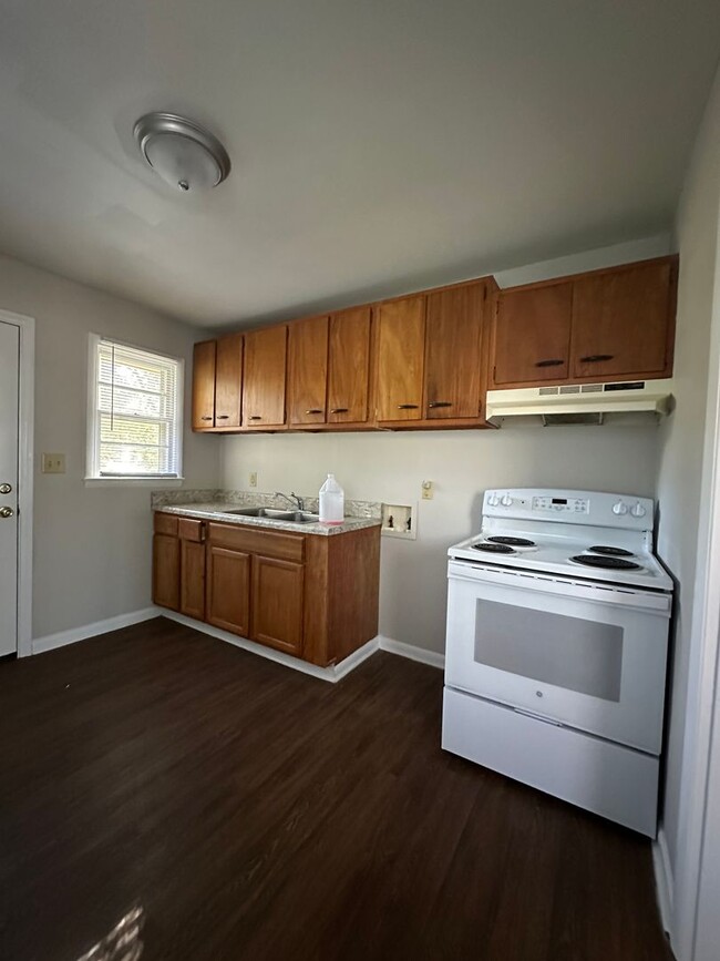 Building Photo - 2 Bedroom, 1 bathroom on the East-Side. Mo...