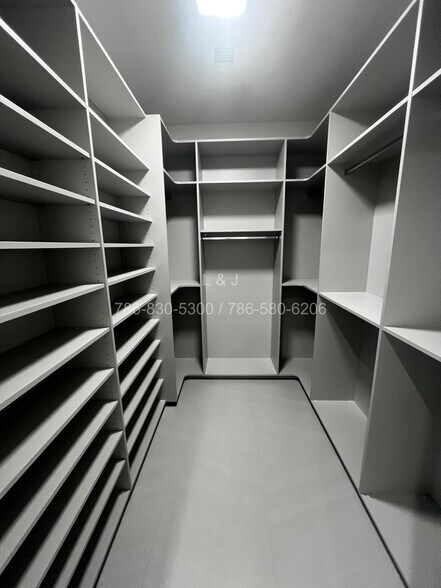 Building Photo - 920 SW 71st Ave