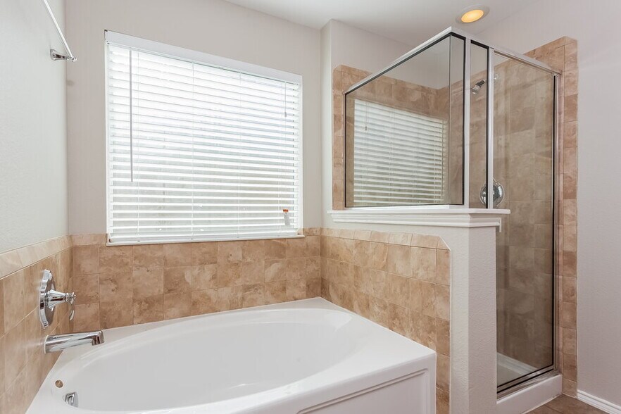 Building Photo - 5828 Ridge Lake Dr