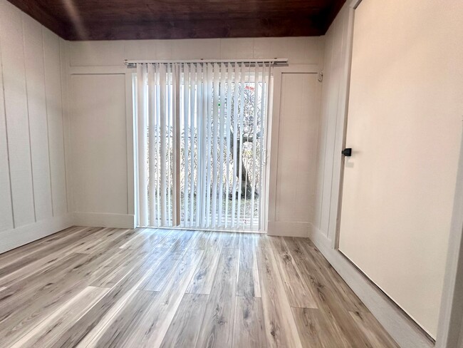 Building Photo - Beautifully Renovated 2B/2.5B Townhome wit...