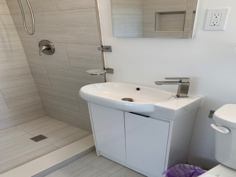 Second Bedroom/Office Bathroom - 1410 S Ocean Blvd