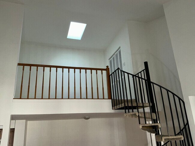 Building Photo - Very well maintained 2 bedroom 2 full 2 half upper floor condo with loft, located in the desired ...