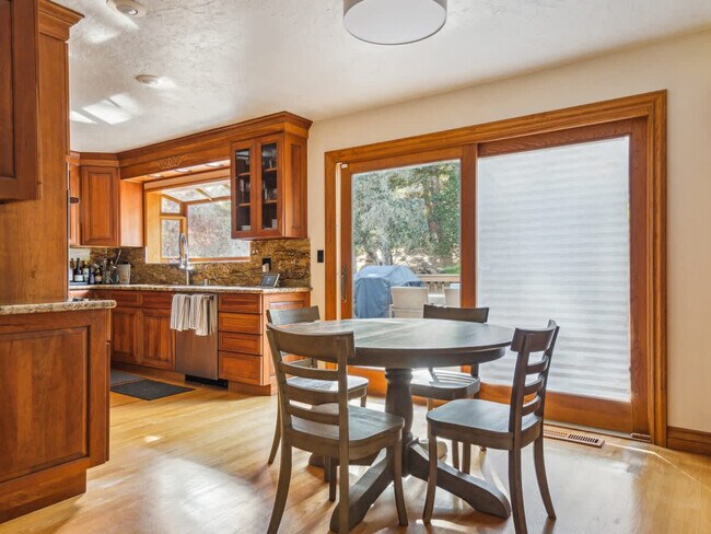 Building Photo - 751 Toyon Dr