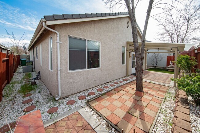 Building Photo - Inviting 3-Bed, 2-Bath Home in Gated Commu...