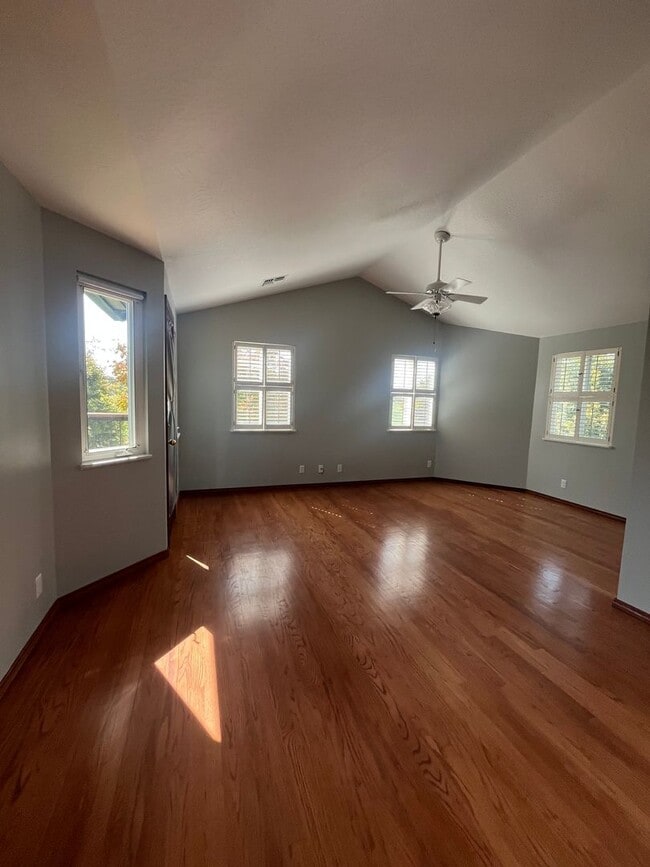 Building Photo - 5-Bedroom 2-Bathroom home in Coburg