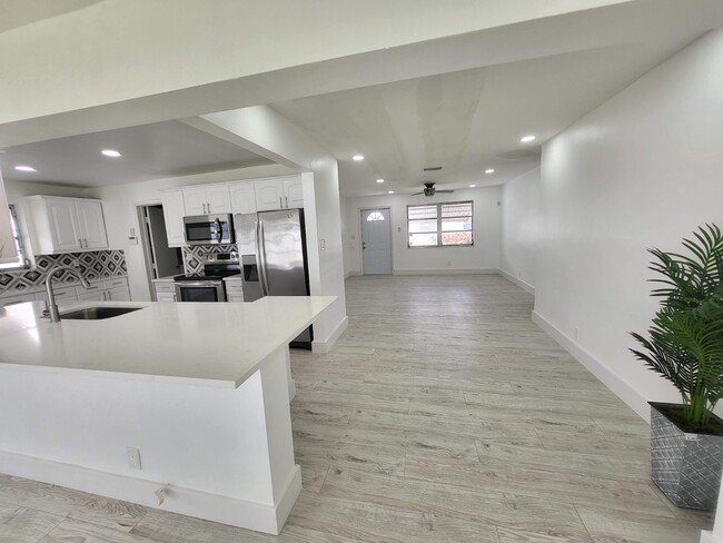 Building Photo - 220 NW 25th Ct