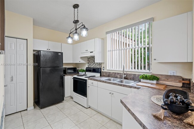 Building Photo - 627 E Mowry Ct