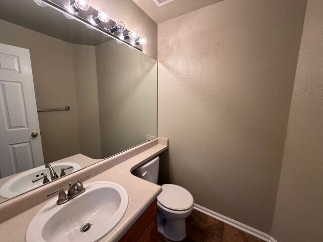 Building Photo - 5 Bed 4 Bath Home in Springs Ranch!!!