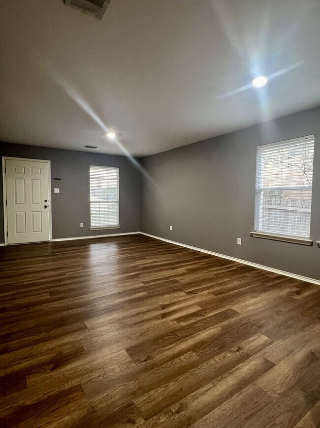 Building Photo - 9411 Rainbow Creek